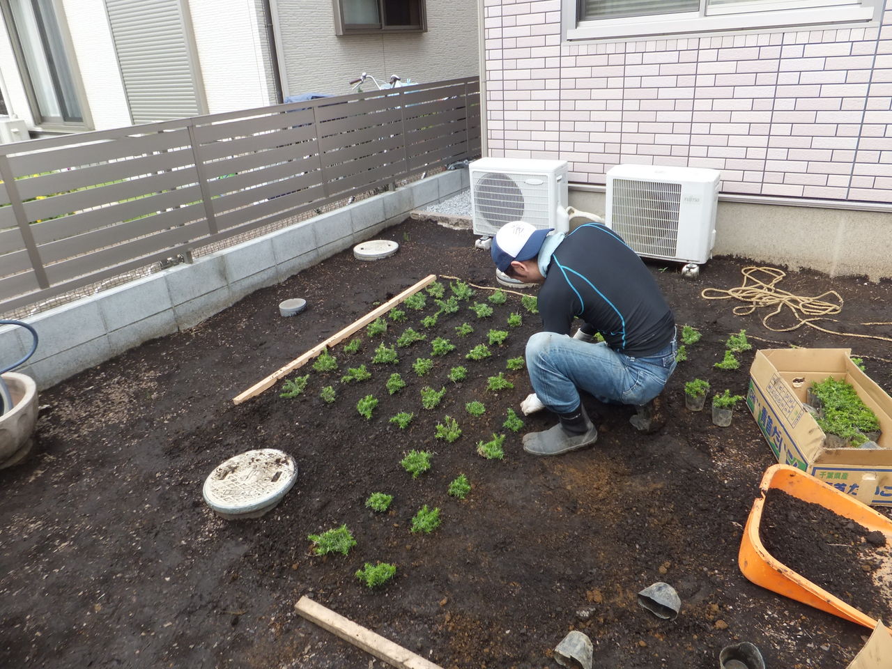吉川市で芝桜 植栽の植込み 砂利敷き 敷石作業 ２日目 草加市 越谷市の植木屋 ヒーリング グリーンの現場日誌