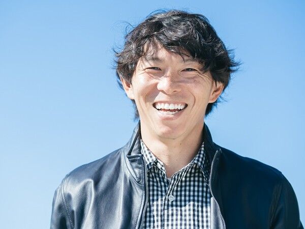 サッカー元日本代表・佐藤寿人が年下セラピストと路チュー＆手つなぎ「不倫愛」