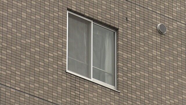 窓際に「物」踏み台になった可能性…7階の部屋から転落とみられる2歳の双子が死亡 窓の高さは80cm程