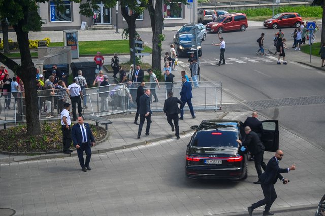 スロバキア首相が撃たれ搬送、負傷の程度は不明…政府会合の会場前で
