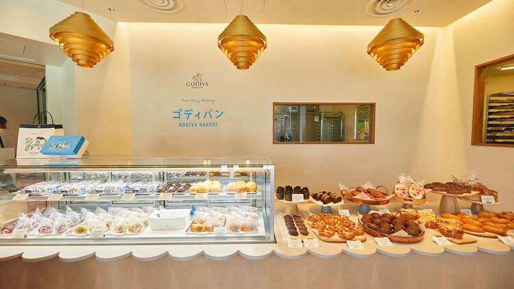 【GODIVA】世界初のベーカリー「ゴディパン」を東京にオープン　メニューすべてにカカオやチョコレート　カレーパンは453円