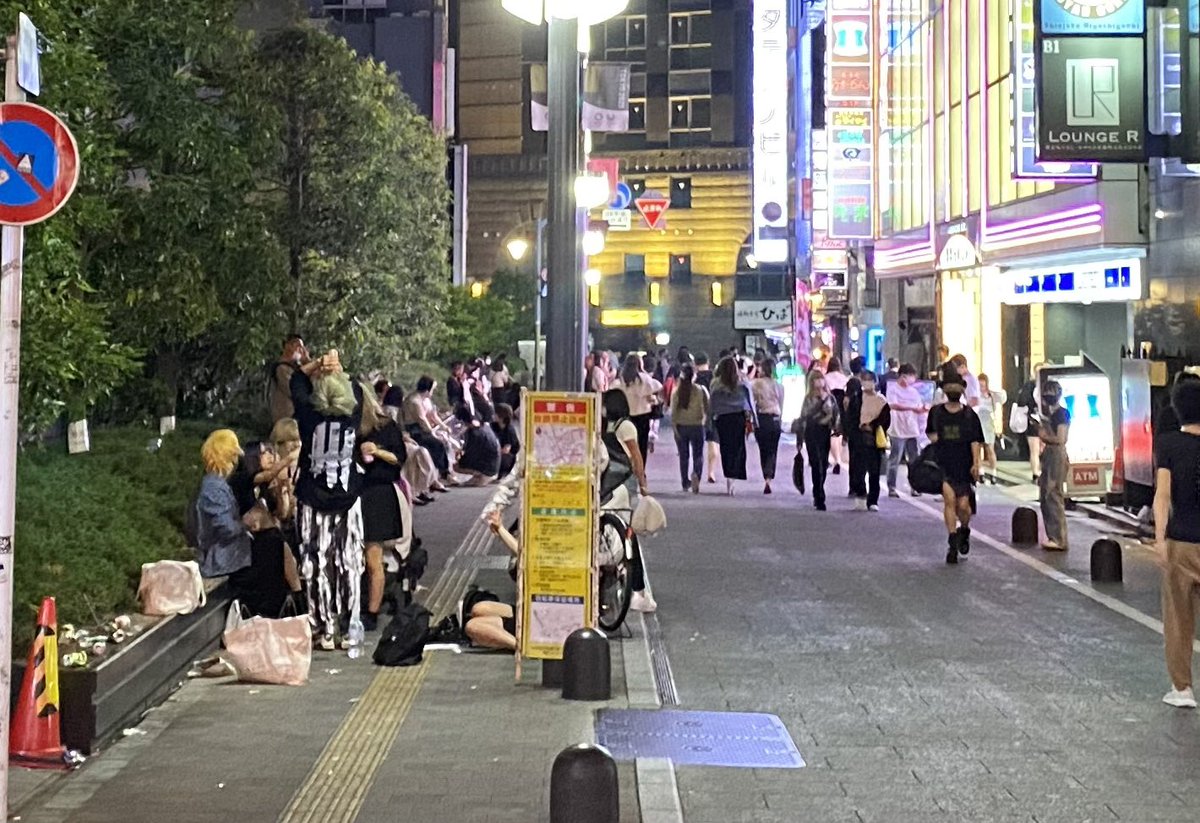 歌舞伎町「トー横」周辺で未成年者ら一斉補導　警視庁
