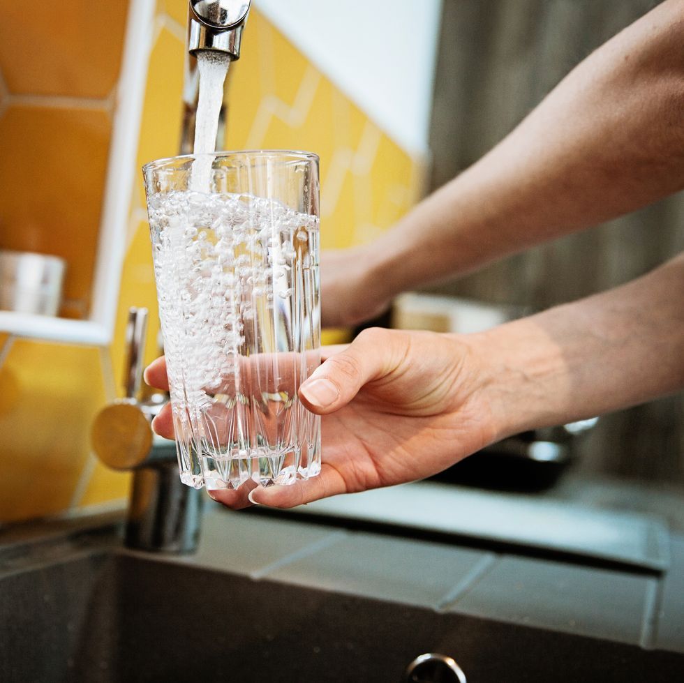 【健康】20分間に2リットルの水を飲んだ女性が死亡　原因は低ナトリウム血症