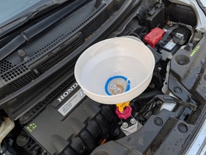 ラジエーター洗浄液を注入