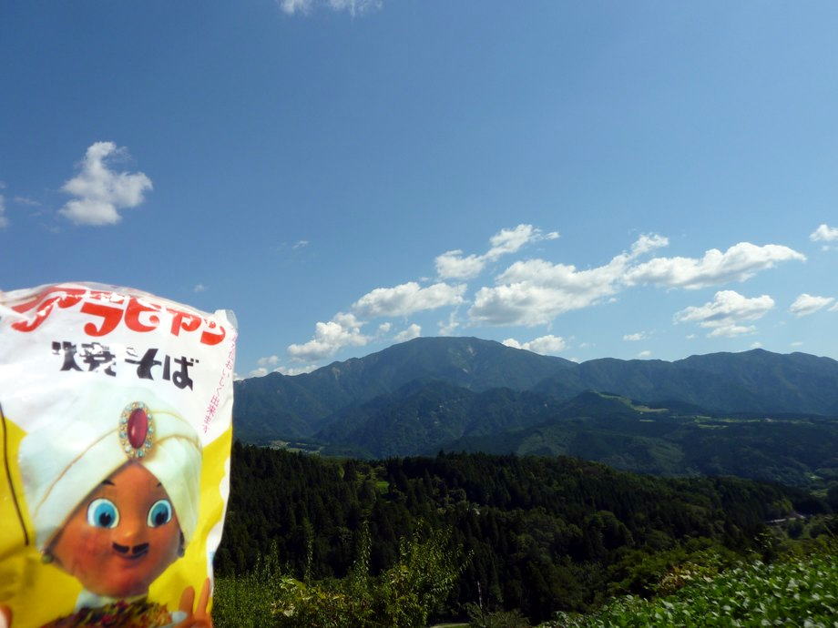 木曾の山々を背に記念撮影する焼きそば王子アラビヤンなのです。