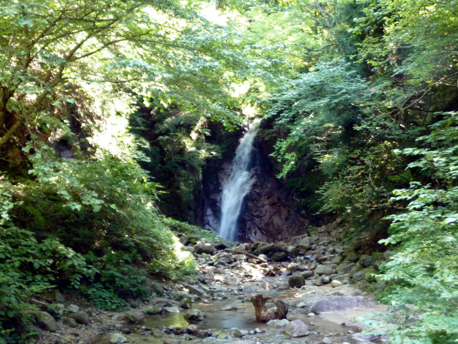 夏に嬉しい滝や小川の風景