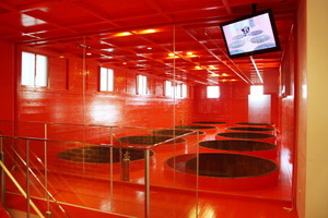 キッコーマン御用蔵しょう油は、朱塗りの桶で特別に醸造