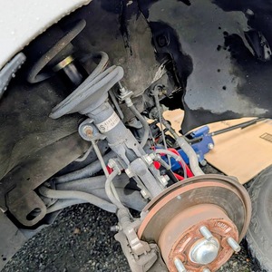 エブリィ・フロントサスペンションアッセンブリーの取り外し作業