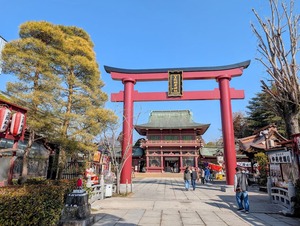 笠間稲荷神社の鳥居をくぐって