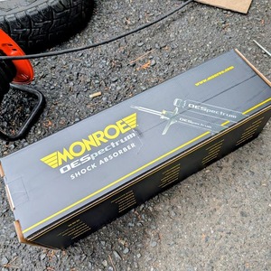 モンローフロントショックに、いよいよ交換