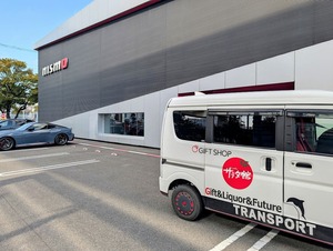 NISMOショールームへ来たら休みなので記念写真・エブリィサラダ館号