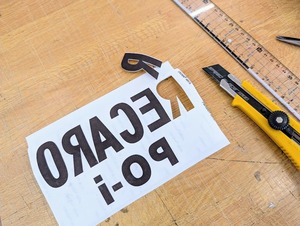 丁寧に手作業で切り抜き