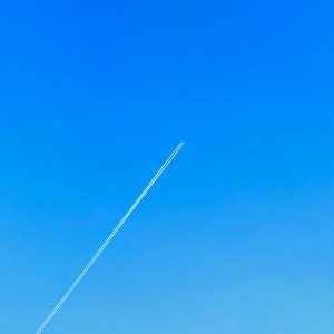 抜ける青空の飛行機雲