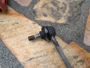 エブリィの古いスタビライザーリンクはグリス漏れ