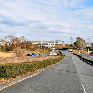 大きな工場への配達業務サービスの様子