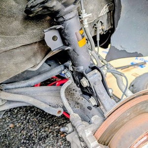 エブリィに、いよいよモンローフロントショック取付