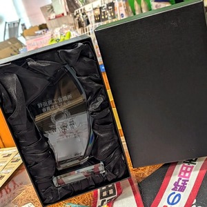 優勝の証|重厚なクリスタル盾