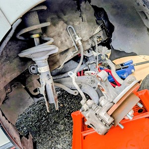 エブリィ・フロントブレーキ取り外し作業