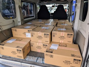 大量なカゴメギフト配達の様子