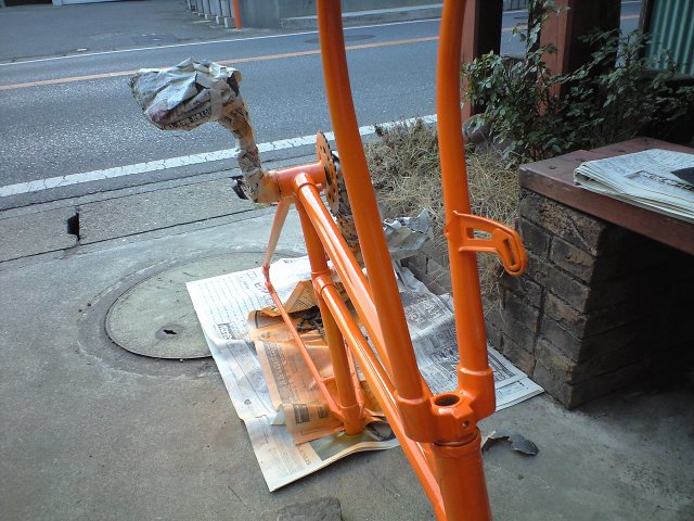 オレンジ色で本塗装に