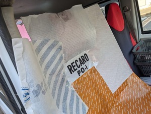 切り抜いたシートクッションに張付け、マスキングして塗装準備