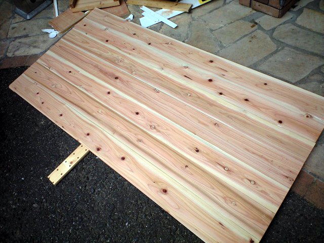 完成した杉板を設置してみましょう