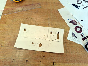 カッターで文字通りに切り抜き作業