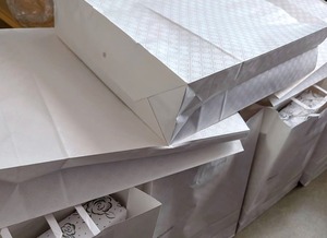 返礼品の袋詰め