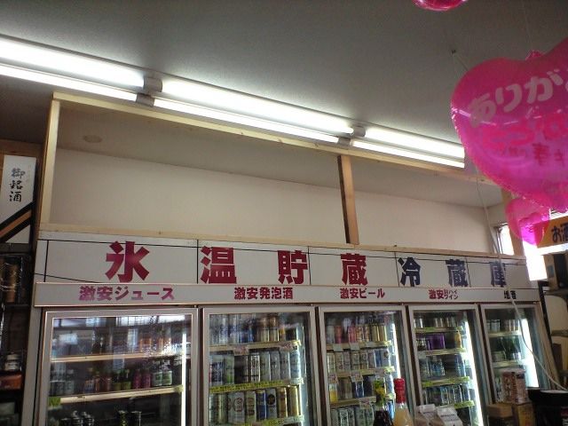 壁となる杉板の加工作業