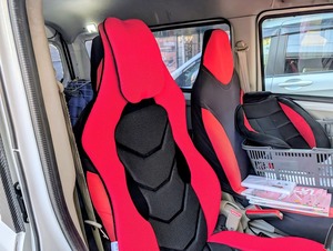 エブリィの運転席に設置した国産シートクッションがジャスフィット