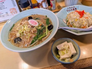 ひふみ食堂の味噌ラーメン・半チャーハンセット