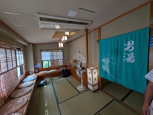 白いダクダク温泉の入り口のれん