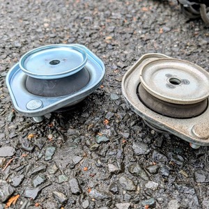 エブリィ・フロント新品アッパーマウントに交換