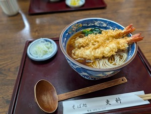 成田・更科おすすめ天ぷらそばの夕食風景