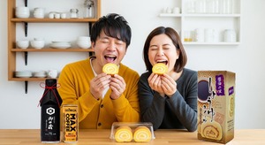 野田市のお土産「醤油ロール」を嬉しそう食べてる家族