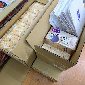 大量注文の醤油ロールケーキを包装して準備