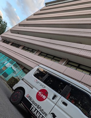 市役所内でも走る走る師走のサラダ館