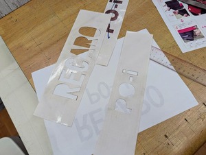 印刷した文字をシールに貼って切り抜き作業はカッターで