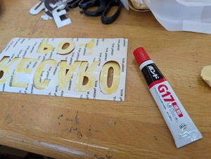 裏紙剥がしてゴム系接着剤で塗りたくり