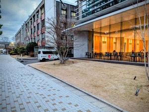 ヨーロッパのカフェの前に佇むフィアットみたいなエブリィ