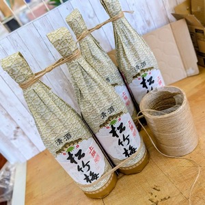 奉献酒、奉納酒は清酒を二本縛る作業から開始