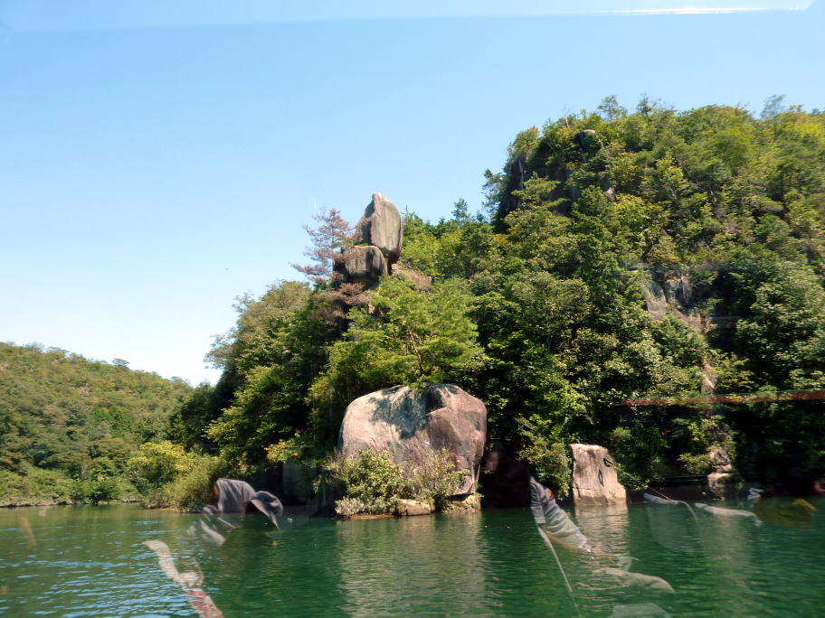 奇岩や名物な岩を観光出来て喜ぶ