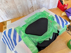 届いたシートクッションにマスキングして