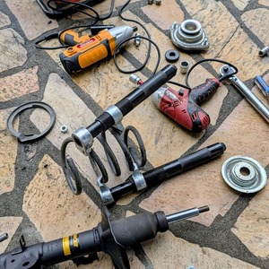 スプリングコンプレッサーでコイルの取り外し