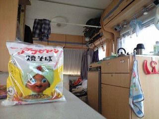 焼きそば王子アラビヤンがキャンピングカー内で一休み休憩中