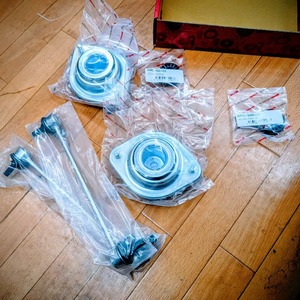 エブリィDA17V用の新品アッパーマウントとスタビライザーリンク