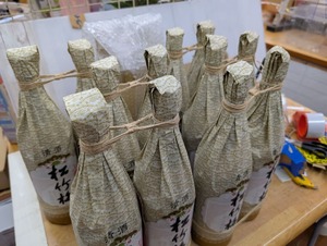 奉献酒・奉納酒の清酒を縛っている様子
