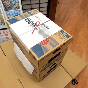 天然水ペットに熨斗掛け