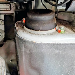 エブリィDA17V、アッパーマウントの取り外し