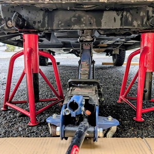 エブリィのジャッキアップポイントと馬の位置